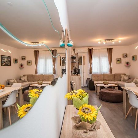 Sunny Point Apartment โรวีน ภายนอก รูปภาพ