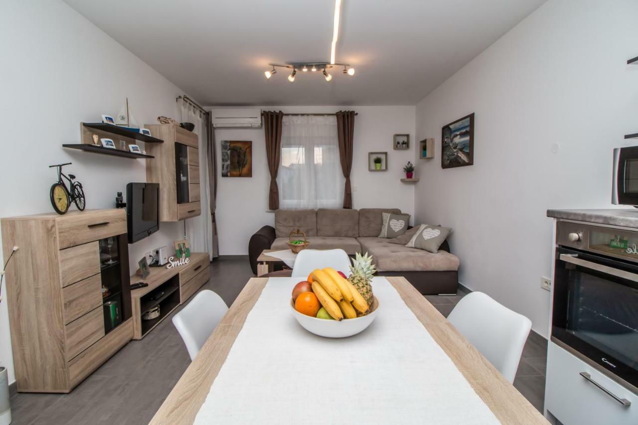Sunny Point Apartment โรวีน ภายนอก รูปภาพ
